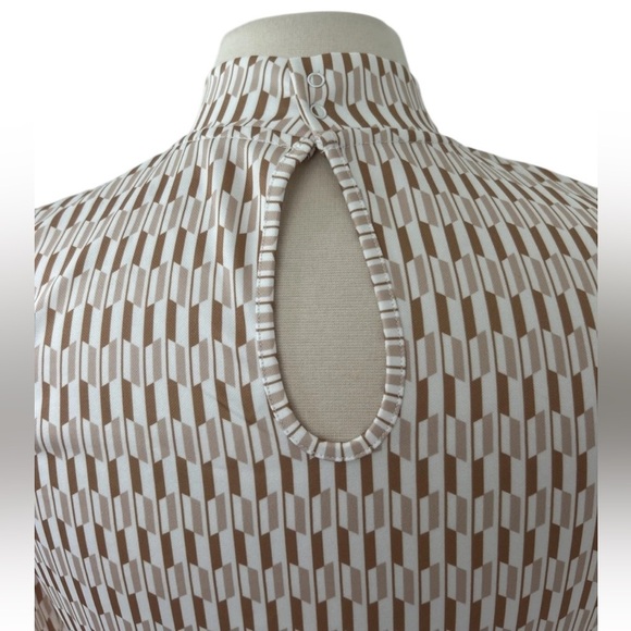 A PUTNAM size S Long Sleeve Keyyhole Top Scored Bisque - Picture 7 of 8